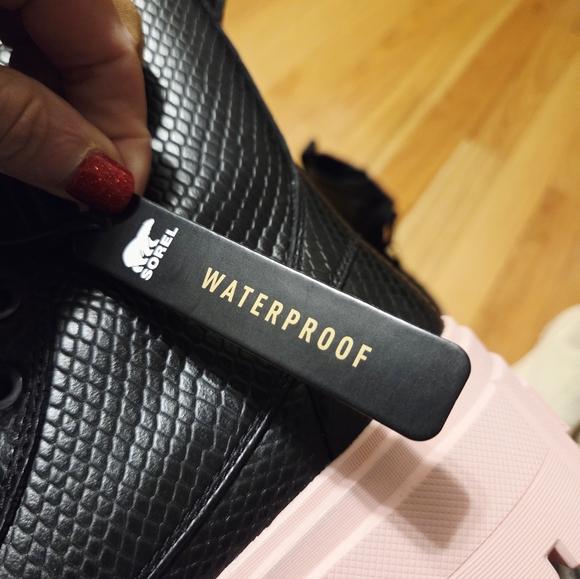 Sorel Pink & Black Platform Boots NEW! - Picture 8 of 10